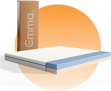 Imagem retangular de um colchão de solteiro da marca emma, no fundo é possível ver a logo, e fundo degradê, nos tons de cinza embaixo e em cima laranja!