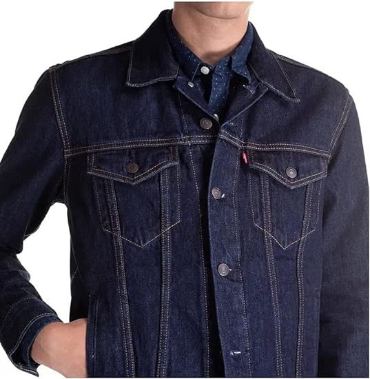 Fotografia de modelo usando uma camisa de algodão com uma Jaqueta Levi's Trucker Masculina em tons índigo